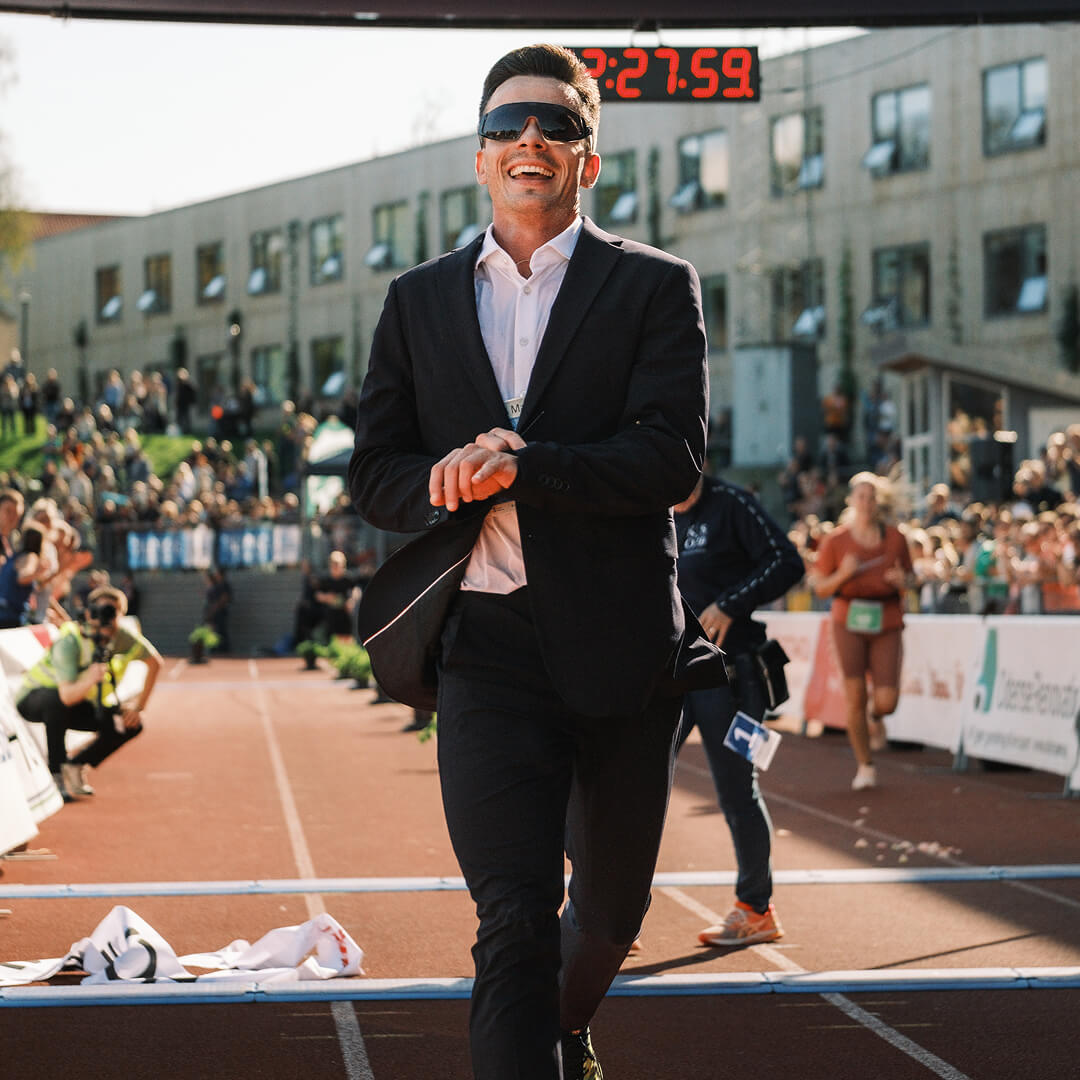 Han sprang maraton i kostym (och vann)