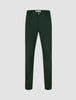 Ease Pants Slim Northern Pine – mörkgröna byxor i smal passform med knäppning fram och 360°-stretch.