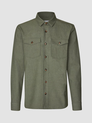 Essential-överskjorta i färgen Nightfall Green Melange med två bröstfickor med knappflik och bruna knappar i skandinavisk design.