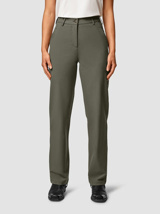 En person som bär olivgröna Essential Pants Straight Dark Olive.