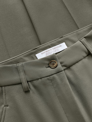 Närbild på de olivgröna Essential Pants Straight Dark Olive med en formgivande etikett från märket New Tomorrow.