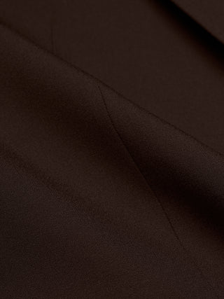 En närbild på det mörkbruna tyget och den tydliga sömmen på damblazern ”Essential Fitted Blazer Espresso”.