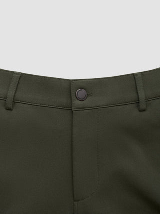 Närbild på olivgröna GEN2™-shorts i nyansen ”Muted Green” med 360°-stretch, med knappstängning och texten ”Tomorrowland”.