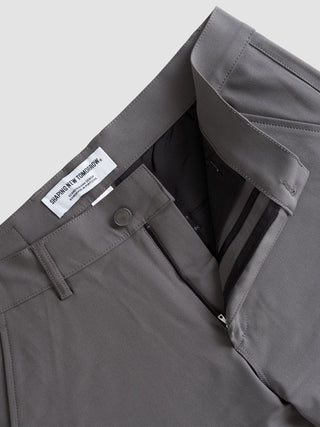 Närbild på Essential Pants Slim Grey i grått, med en Shaping New Tomorrow-etikett på insidan av midjebandet.