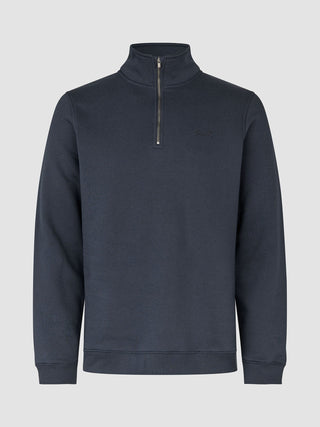 Mörkblå tröja med halv dragkedja och en liten broderad logotyp på bröstet i minimalistisk Skandinavisk-design.