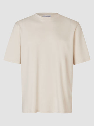 En T-shirt i Heavy Box Fit-modell i färgen Off White från Shaping New Tomorrow med en avslappnad, skandinavisk design.