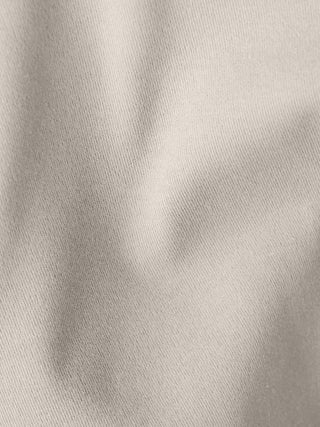 Närbild på det beige tyget och de mjuka veckningarna på en Heavy Box Fit-T-shirt i färgen Off White.