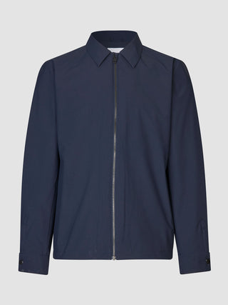 Hydro Jacket – mörkblå jacka med dragkedja och krage, i klassisk skandinavisk design.