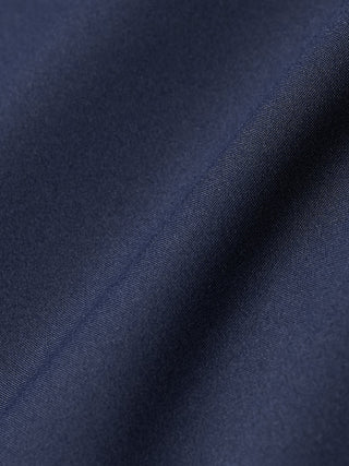 En närbild på tyget till Hydro Jacket Dark Navy, vikt till en mjuk våg.