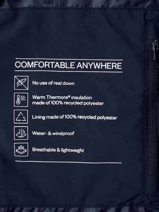 Interiören i Hydro Jacket Dark Navy med isolering av återvunnen polyester och en vind- och vattentät konstruktion.