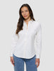 En kvinna klädd i en vit Oxford-skjorta i modellen White Orchid Slim för damer och blå jeans.