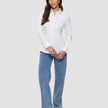En kvinna klädd i en vit Oxford-skjorta i modellen White Orchid Slim och blå jeans.