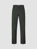 Ease Pants Relaxed Fit Northern Pine-byxor i mörkgrönt, med avslappnad passform, knäppning framtill och 360°-stretch.