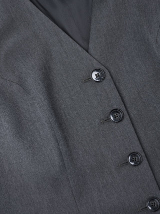 Skye lång väst för damer, färg: Charcoal Melange, i grått med fiskbensmönster och fyra knappar i skandinavisk design.