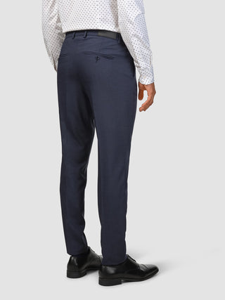 En man sedd bakifrån, klädd i en Tech Wool Suit Navy.