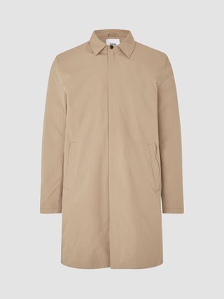 Vattentät trenchcoat i sandfärgat mönster, en beige enkelknäppt trenchcoat med krage och dold knäppning.