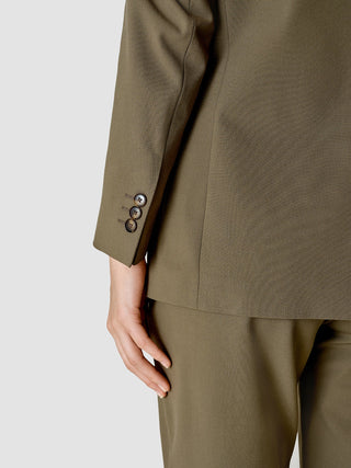 Närbild på en jacka från Essential Suit Straight Dark Olive i olivgrönt med tre knappar på ärmslutet.