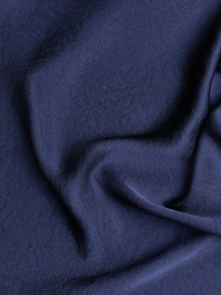 Amara-blus för damer i marinblått, draperat tyg med skrynkeleffekt.
