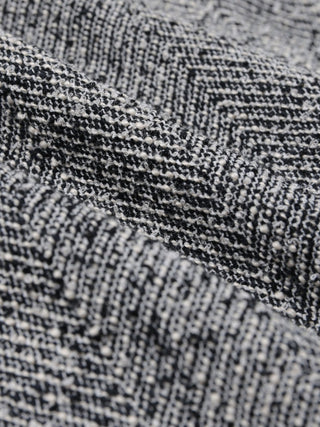 Strukturerat svartvitt fiskbensmönstrat tyg från modellen ”Women Ashryn Short Skirt Domino Herringbone”.