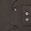 Närbild på en Atelier Overshirt Dark Brown, en mörkbrun skjorta i bruten twill med knappar framtill och manschetter.