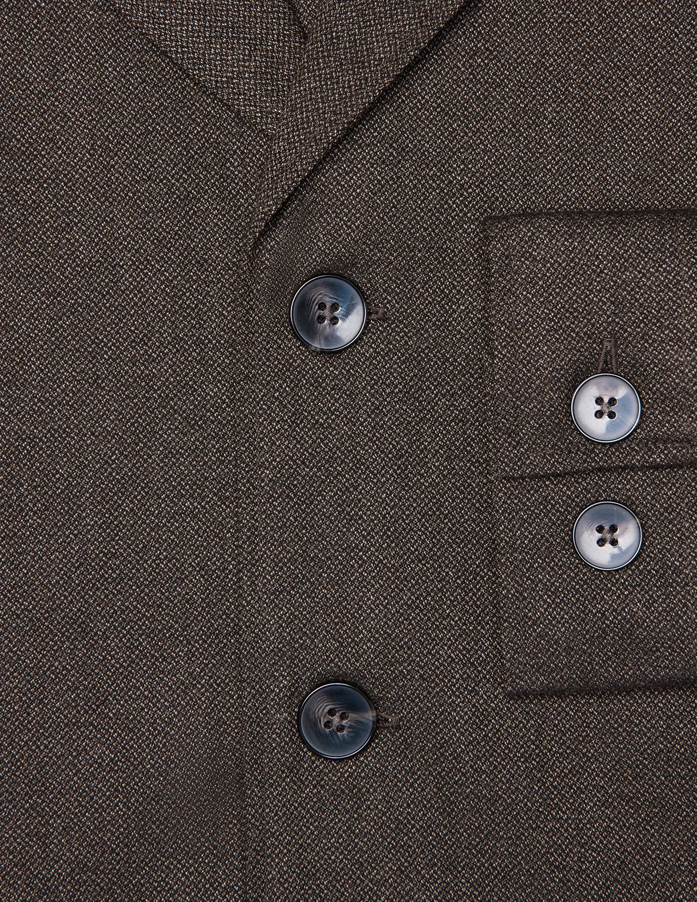 Närbild på en Atelier Overshirt Dark Brown, en mörkbrun skjorta i bruten twill med knappar framtill och manschetter.
