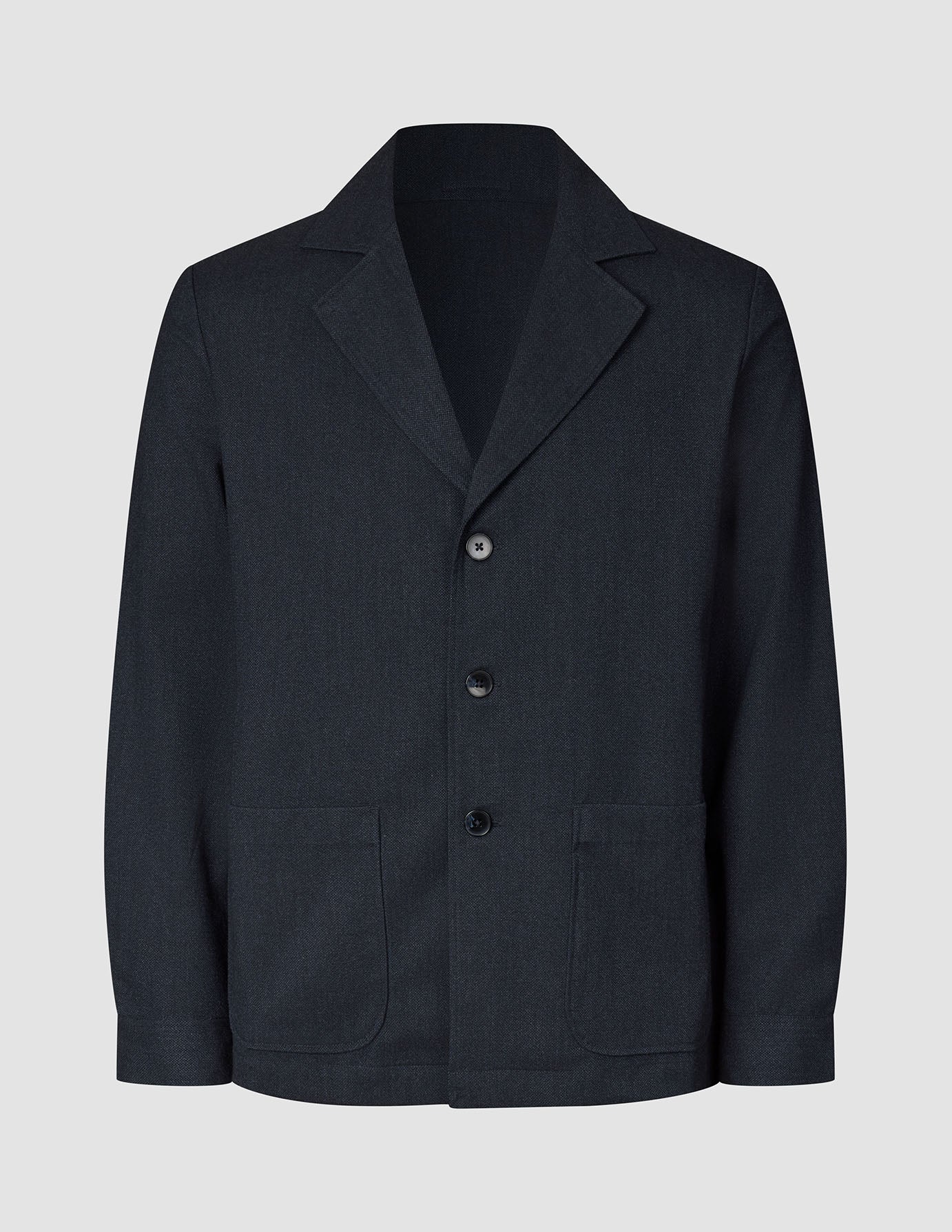 Atelier-överskjorta i mörk marinblå färg, tillverkad i bruten twill, med skårad krage, tre knappar och två påsydda fickor framtill.