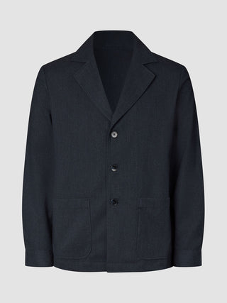 Atelier-överskjorta i mörk marinblå färg, tillverkad i bruten twill, med skårad krage, tre knappar och två påsydda fickor framtill.