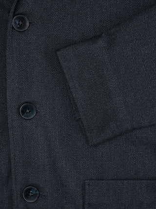 Atelier-överskjorta i mörk marinblå bruten twill med knäppning fram och en påsydd ficka.
