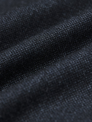 Närbild på Atelier Overshirt Dark Navy i ett mörkblått tyg med bruten twillväv och synliga veck.