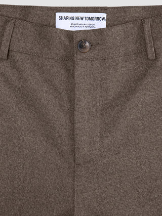 Närbild på midjebandet, knappen och mittsömmen på byxorna Atelier Pants Relaxed Dark Beige i bruten twill.