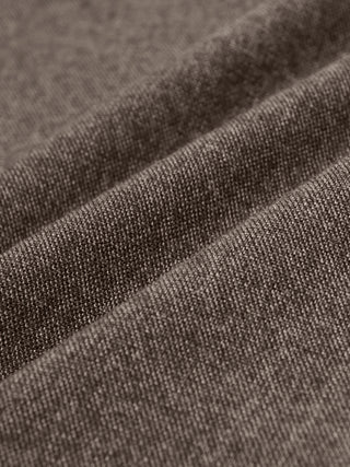 Närbild på ett brunt, strukturerat twilltyg i modellen Atelier Pants Relaxed Dark Beige med synlig vävstruktur och mjuka veck.