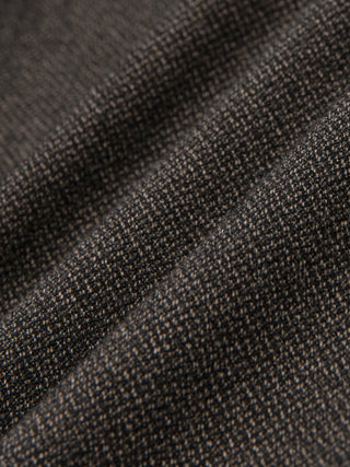 Närbild på det mörkbruna, brutna twilltyget i modellen Atelier Pants Relaxed Dark Brown, som visar en fin, strukturerad vävning.