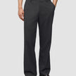 Mörkgråa byxor i avslappnad passform, modell Atelier Pants Relaxed Dark Grey, i bruten twill med knäppning och mörka läderloafers.