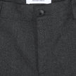 Atelier Pants Relaxed – mörkgrå byxor i bruten twill med knäppning och en märkesetikett på insidan av midjebandet.