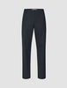 Atelier Pants Relaxed – mörkblå byxor i bruten twill med avslappnad passform, knappstängning och bälteshällor.