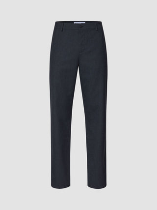 Atelier Pants Relaxed – mörkblå byxor i bruten twill med avslappnad passform, knappstängning och bälteshällor.