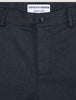 Närbild på byxorna Atelier Pants Relaxed Dark Navy i bruten twill med knäppning och invändig märkesetikett.