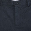 Närbild på byxorna Atelier Pants Relaxed Dark Navy i bruten twill med knäppning och invändig märkesetikett.