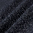 Närbild på byxorna Atelier Pants Relaxed Dark Navy i mörk marinblått, tillverkade i ett strukturerat, vävt brutet twilltyg med skandinavisk design.