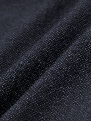 Närbild på byxorna Atelier Pants Relaxed Dark Navy i mörk marinblått, tillverkade i ett strukturerat, vävt brutet twilltyg med skandinavisk design.