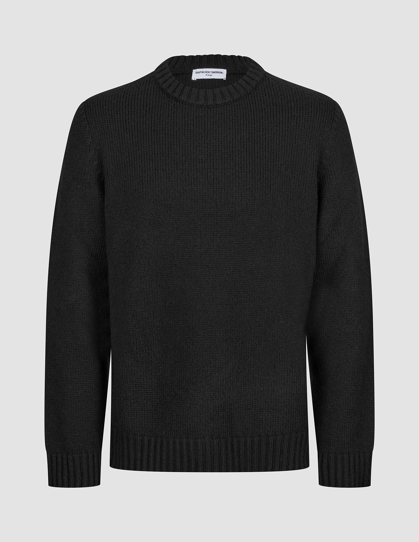 Chunky Soft Wool Knit Crewneck Black, en grovstickad tröja med ribbad rund hals, muddar och nederkant i klassisk stil.