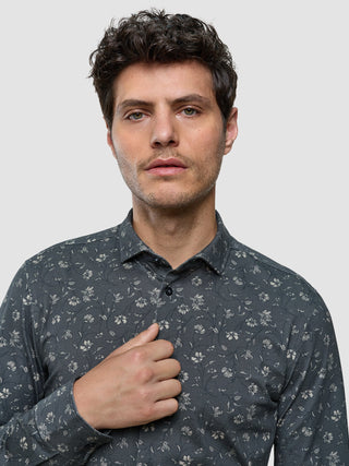 En man klädd i en Classic Shirt Grey Floral Regular-skjorta med knappar.