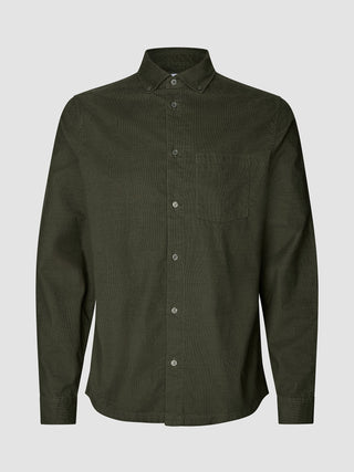 Corduroy-skjorta – Nightfall Green: en långärmad skjorta med knappar och bröstficka i en stilren Skandinavisk-design.