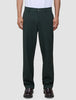 Ease Pants Relaxed Fit Northern Pine-byxor i ett 360°-stretchtyg, kombinerade med mörkbruna loafers.
