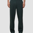 Ease Pants Relaxed Fit Northern Pine-byxor i ett 360°-stretchtyg, kombinerade med mörkbruna loafers.