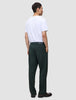 En man sedd bakifrån, klädd i en vit t-shirt och Ease Pants Relaxed Fit Northern Pine i skandinavisk design.