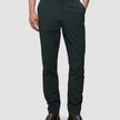 Mörkgröna Ease Pants Slim i färgen Northern Pine med smal passform, kombinerade med bruna läderstövlar.