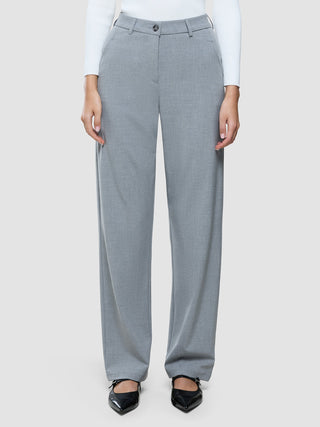 En person som bär Women Ease Pants Straight Steel Melange tillsammans med svarta skor med spetsig tå.