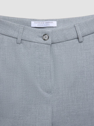 Närbild på midjebandet och knappstängningen på de grå dambyxorna ”Women Ease Pants Straight Steel Melange”.