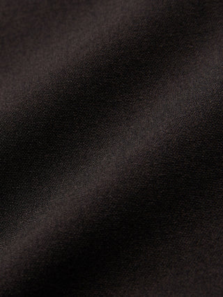En närbild av det svarta vävda tyget med 360°-stretch som används i Women Ease Pants Tapered Mocha Melange.